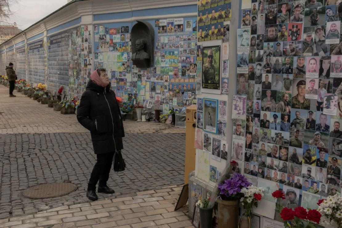Una mujer visita el "Muro del Recuerdo de los Caídos por Ucrania" en el centro de Kyiv el 4 de marzo de 2025.