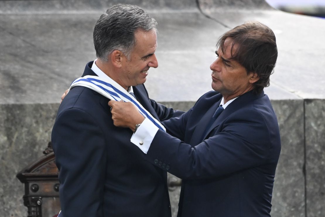 El presidente saliente de Uruguay, Luis Lacalle Pou, le impone la banda presidencial al presidente electo Yamandú Orsi durante la ceremonia de investidura presidencial en la Plaza Independencia el 1 de marzo de 2025 en Montevideo, Uruguay.