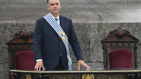 MONTEVIDEO, URUGUAY - MARCH 01: President of Uruguay Yamandú Orsi gestures during the Presidential inauguration ceremony at Plaza Independencia on March 01, 2025 in Montevideo, Uruguay. With this inauguration, Uruguay celebrates 40 years of uninterrupted democracy. (Photo by Guillermo Legaria/Getty Images)