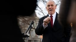 ﻿El "zar de la frontera" Tom Homan habla con los periodistas en la Casa Blanca en Washington el 4 de marzo.