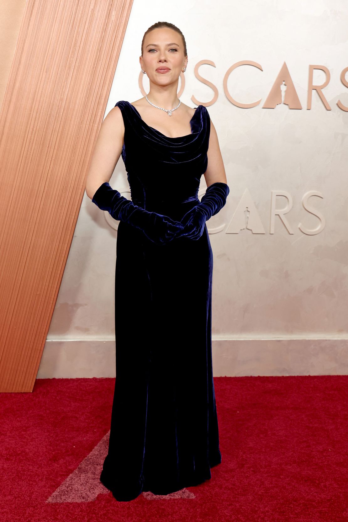 Scarlett Johansson looked regal in a velvet blue Thierry Mugler gown with matching elbow-length gloves. The elegant look was accessorized with De Beers jewelry.