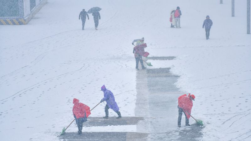 China’s east hit by snow blizzards and record heat