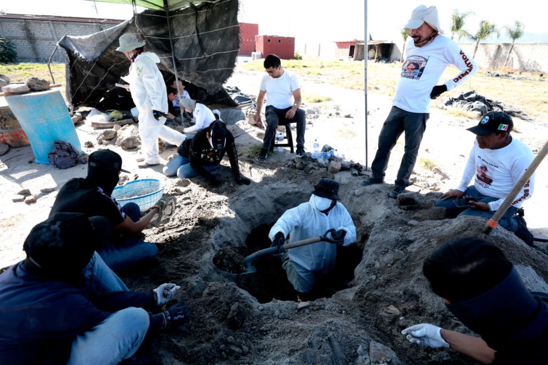 Los del colectivo 'Guerreros Buscadores' trabajan en tres crematorios humanos encontrados mientras buscaban a sus familiares en el Rancho Izaguirre en la comunidad La Estanzuela en Teuchitlán, estado de Jalisco, México, el 5 de marzo de 2025.