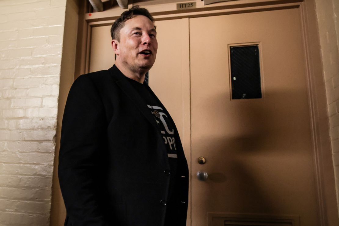 Elon Musk deixa uma reunião com os republicanos da Câmara no porão do Capitol Building na quarta -feira.