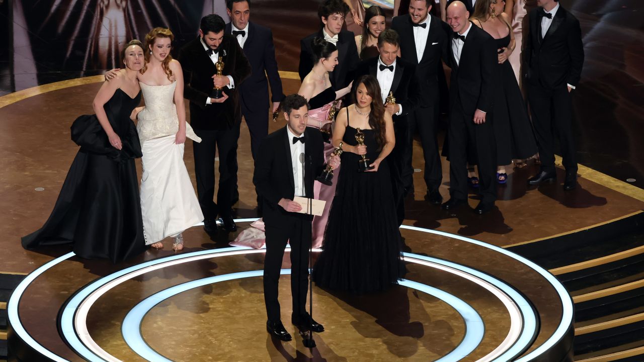 El equipo de "Anora" recibe el premio a mejor película en los Oscar 2025.