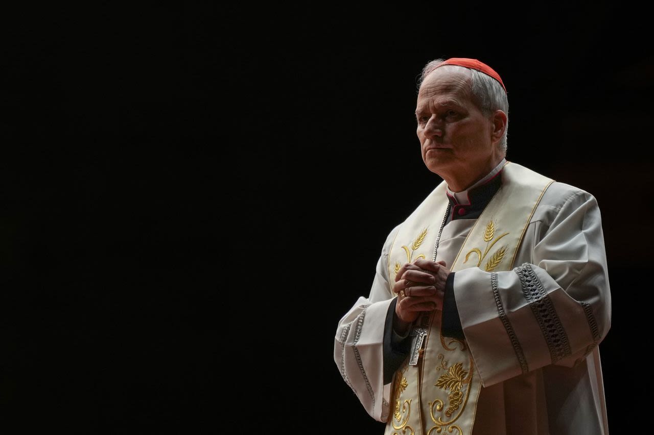 El cardenal Robert Prevost dirige el rezo del rosario en la Plaza de San Pedro el 3 de marzo.