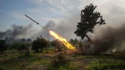Fuerzas del ejército sirio disparan un misil contra combatientes vinculados al líder derrocado Bashar al-Assad, el 7 de marzo.