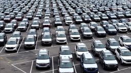Vista aérea de autos Subaru nuevos en un almacén de Auto Warehouse Co. el 4 de marzo de 2025 en Richmond, California.