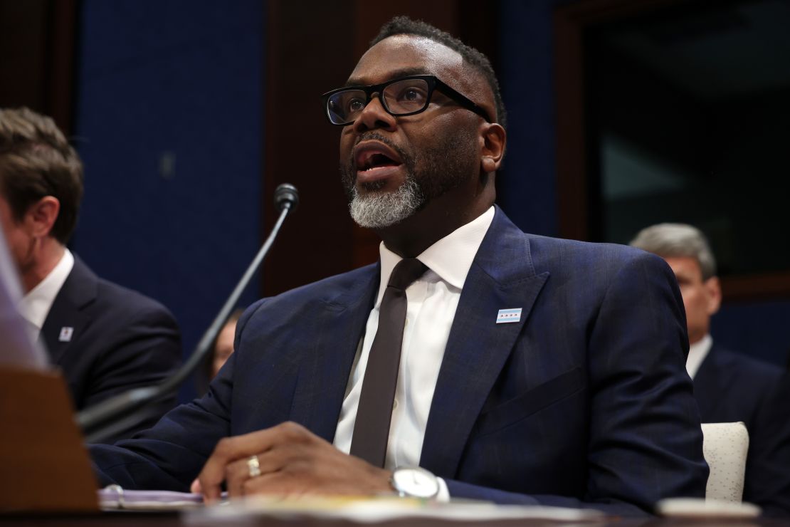 El alcalde de Chicago, Brandon Johnson, testifica el 5 de marzo de 2025 en Washington.