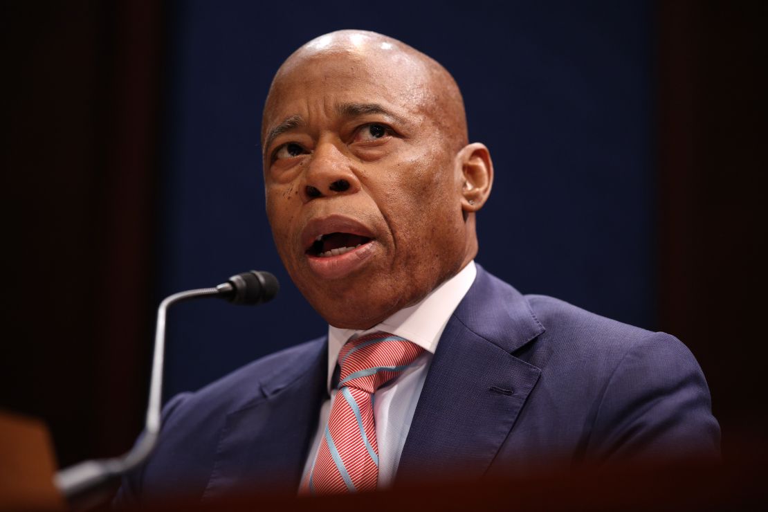 El alcalde de la ciudad de Nueva York, Eric Adams, testifica durante una audiencia de la Comisión de Supervisión y Reforma Gubernamental de la Cámara de Representantes sobre las políticas de las ciudades santuario en el Capitolio de los EE.UU. el 5 de marzo de 2025 en Washington.