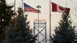 Las banderas de Estados Unidos y Canadá ondean en el lado canadiense del Puente Ambassador en Windsor, Ontario, el 8 de marzo.