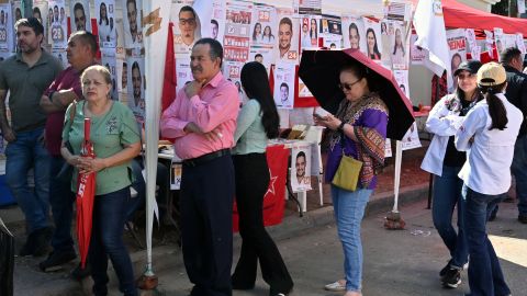People queue to vote during the primary and local elections, in Tegucigalpa, on March 9, 2025. More than 5.8 million Hondurans will be able to vote in the primaries to elect presidential candidates, 298 municipal mayors, and 128 deputies and their alternates. In addition, 20 deputies will be elected to the Central American Parliament (PARLACEN). (Photo by Orlando SIERRA / AFP) (Photo by ORLANDO SIERRA/AFP via Getty Images)          