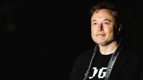 Elon Musk camina hacia la Casa Blanca después de aterrizar en el Marine One en el jardín sur con el presidente de Estados Unidos, Donald Trump, en Washington, el 9 de marzo de 2025.