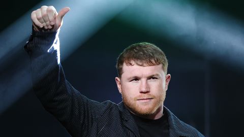 El mexicano Canelo Álvarez saluda al público durante su conferencia de prensa con el cubano William Scull en el Radio City Music Hall el 6 de marzo de 2025 en la ciudad de Nueva York.