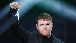 El mexicano Canelo Álvarez saluda al público durante su conferencia de prensa con el cubano William Scull en el Radio City Music Hall el 6 de marzo de 2025 en la ciudad de Nueva York.