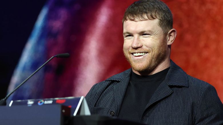 Canelo Álvarez de México en conferencia de prensa con William Scull de Cuba (no en la foto) para promover su pelea por el Campeonato Mundial de Peso Supermediano en el Radio City Music Hall el 06 de marzo de 2025 en la ciudad de Nueva York.