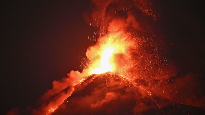 El Volcán de Fuego de Guatemala entró en erupción el lunes, visto desde Alotenango, departamento de Sacatepéquez, al suroeste de la Ciudad de Guatemala.