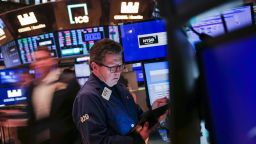 Las acciones se han visto golpeadas en lo que va del mes en medio de la incertidumbre en torno a la política arancelaria de idas y venidas del presidente Donald Trump.