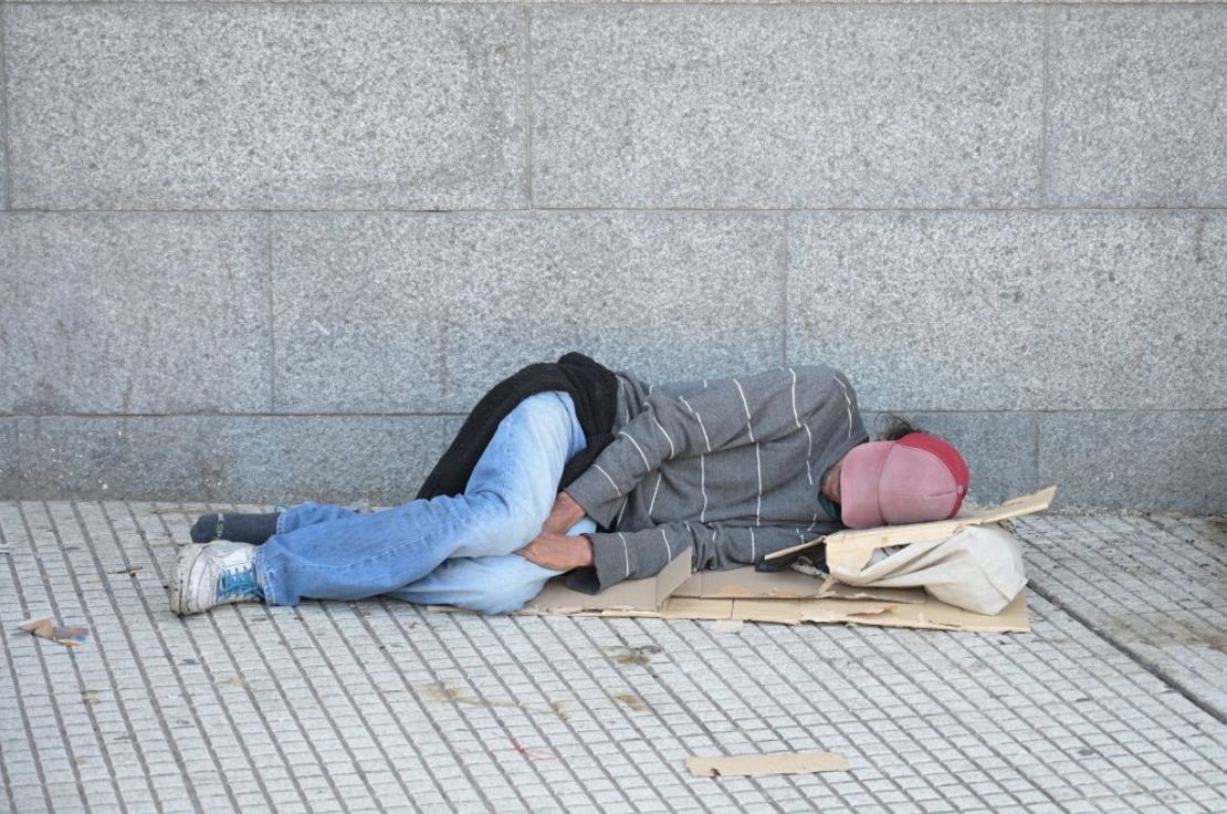 Un hombre duerme en una estación de tren en Buenos Aires el 10 de marzo de 2025.