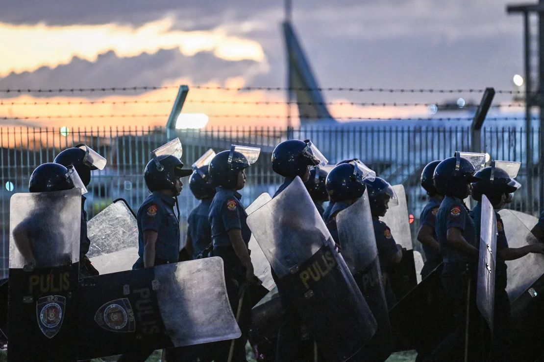 La Policía se reúne frente a la Base Aérea de Villamor, donde el expresidente de Filipinas Rodrigo Duterte fue recluido tras su detención en Manila el 11 de marzo de 2025.