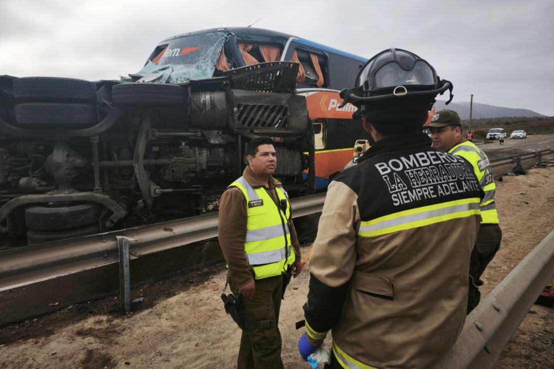 Bomberos y agentes de policía trabajan en el lugar de una colisión de tráfico que involucró a cuatro autobuses de pasajeros en la Ruta 5 norte cerca de la ciudad de Coquimbo, Chile, el 11 de marzo de 2025.