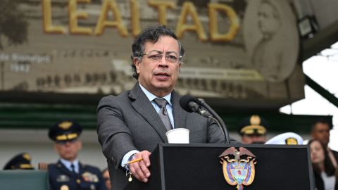 El presidente de Colombia, Gustavo Petro, pronuncia un discurso frente al nuevo ministro de Defensa de Colombia, el general Pedro Sánchez (fuera de cuadro), durante una ceremonia de reconocimiento de tropas en la Escuela Militar de Cadetes José María Córdova, en Bogotá, el 11 de marzo de 2025.