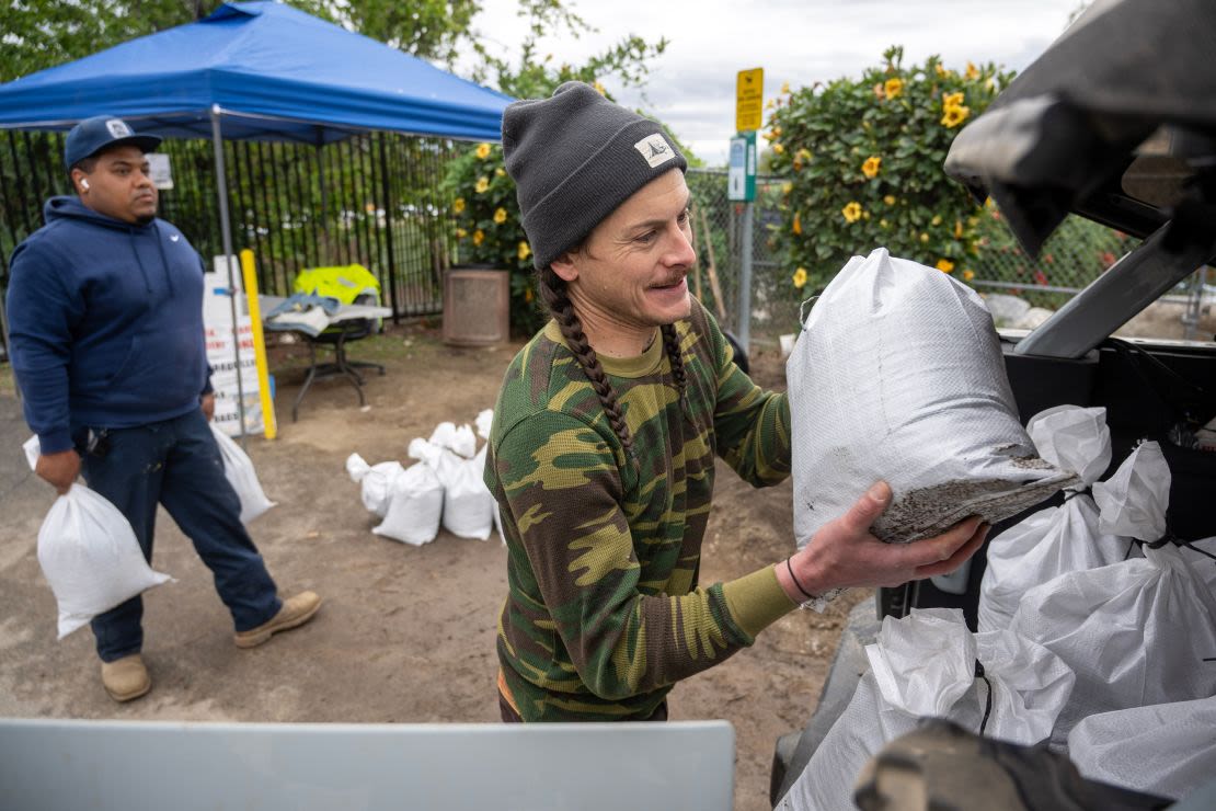 Los residentes de Sierra Madre, California, cargan sacos de arena en un vehículo el martes, antes de las fuertes lluvias de esta semana.