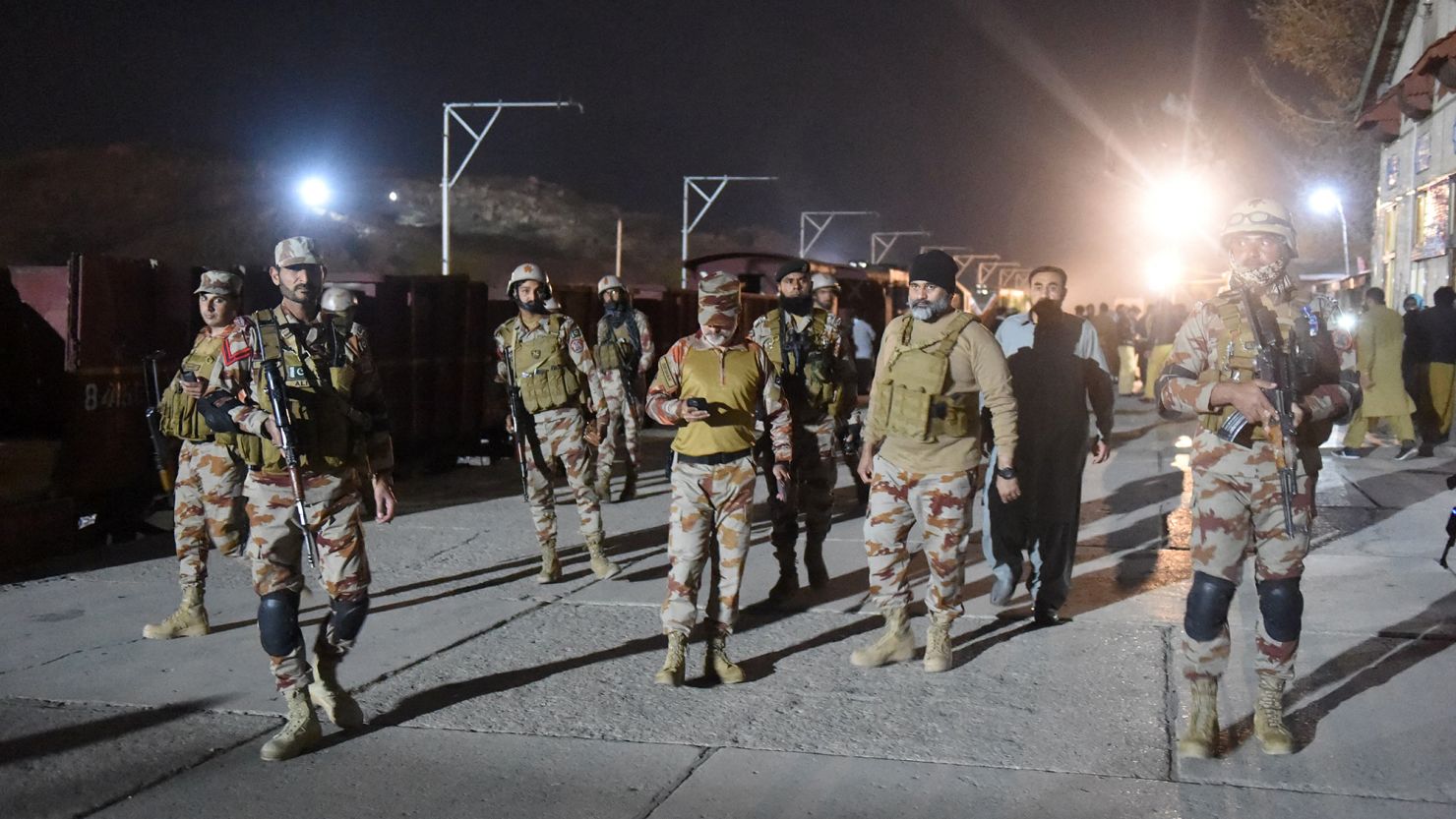 Pakistan güvenlik güçlerinin Salı günü ücra dağlık bölgede trene pusu kuran silahlı militanlara karşı düzenlediği güvenlik operasyonu sonrasında askerler Mach tren istasyonunu güvence altına aldı.