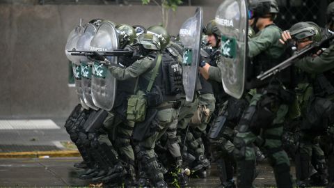 Gendarmerie officers clash with demonstrators during a protest of pensioners ed by football fans against the government of President Javier Milei in Buenos Aires on March 12, 2025. (Photo by Luis ROBAYO / AFP) (Photo by LUIS ROBAYO/AFP via Getty Images)