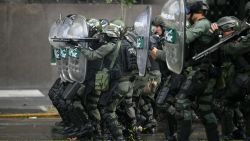 Gendarmerie officers clash with demonstrators during a protest of pensioners ed by football fans against the government of President Javier Milei in Buenos Aires on March 12, 2025. (Photo by Luis ROBAYO / AFP) (Photo by LUIS ROBAYO/AFP via Getty Images)          