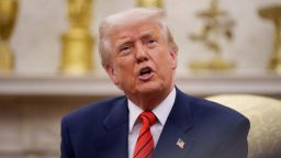 El presidente de EE.UU. Donald Trump habla en la Oficina Oval en una reunión con el secretario general de la OTAN Mark Rutte el 13 de marzo de 2025 en Washington.