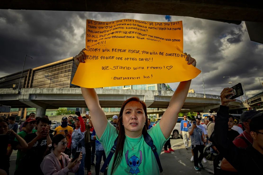 Simpatizantes del expresidente Rodrigo Duterte se reúnen frente a la puerta de la Base Aérea de Villamor, donde Duterte fue trasladado tras su detención por una orden de la Corte Penal Internacional, el 11 de marzo de 2025 en Pasay, Metro Manila, Filipinas.