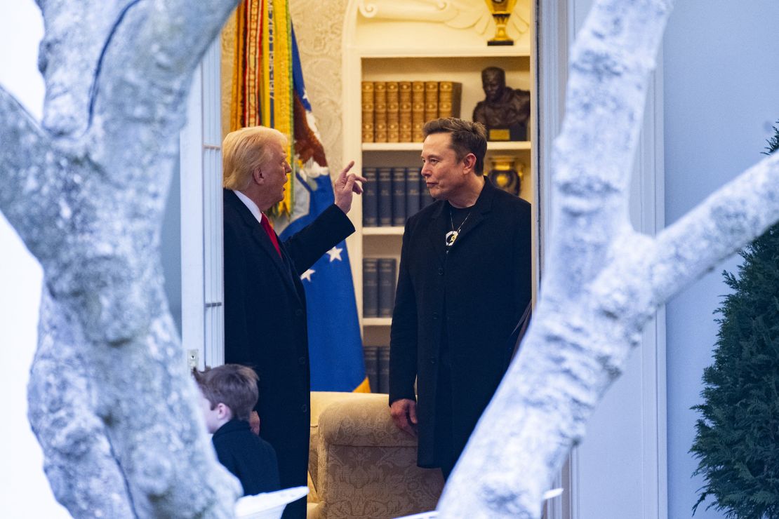 El presidente Donald Trump y Elon Musk hablan antes de salir de la Casa Blanca.