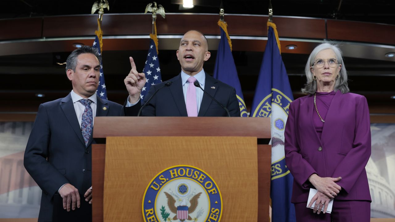 Government shutdown fight: Democrats' first big chance to check Trump may  make them look even weaker | CNN Politics