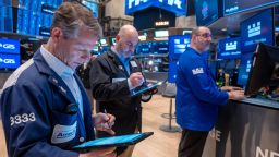 Corredores trabajan en el piso de la Bolsa de Valores de Nueva York.