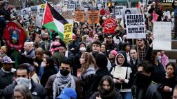 Activistas pro-palestinos sostienen carteles y ondean banderas mientras participan en una manifestación "Lucha por nuestros derechos" en apoyo a Mahmoud Khalil en Nueva York el 15 de marzo de 2025.