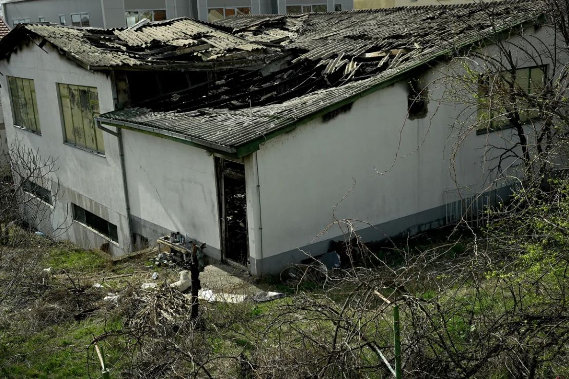 Fotografías del lugar muestran que el incendio dañó gravemente el techo de la discoteca.