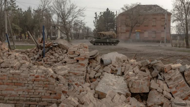 Un tanque ucraniano circula por una carretera junto a edificios dañados por los bombardeos en un pueblo de la región de Dnipropetrovsk el 16 de marzo.