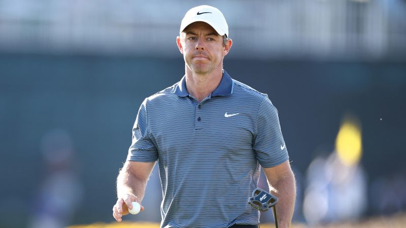 Rory McIlroy взема телефона на Fan, след като е бил подтикнат от колежа голф в първенството на играчите 