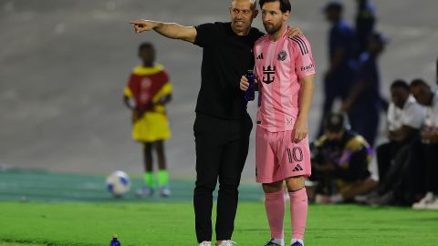 KINGSTON, JAMAICA - 13 de marzo 2025. Javier Mascherano, entrenador del Inter Miami CF, con Lionel Messi antes de ingresar al campo durante el partido de vuelta de octavos de final de la Copa de Campeones de Concacaf 2025 entre Cavalier SC e Inter Miami CF. (Foto de Kevin C. Cox/Getty Images)