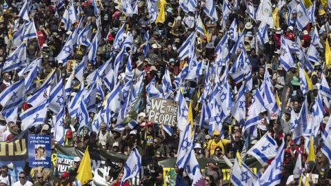 JERUSALEM,  - MARCH 19: Thousands of Israelis march during a rally against the Israeli government on March 19, 2025 in Jerusalem. Israeli prime minister Benjamin Netanyahu is to dismiss the director of Shin Bet, Ronen Bar, citing "ongoing distrust" during a time of war after the internal security organisation responsible for monitoring Palestinian militant groups released a report acknowledging its failures in the October 7 attacks. The report also criticised Mr Netanyahu, stating that government policies contributed to the events. (Photo by Amir Levy/Getty Images)