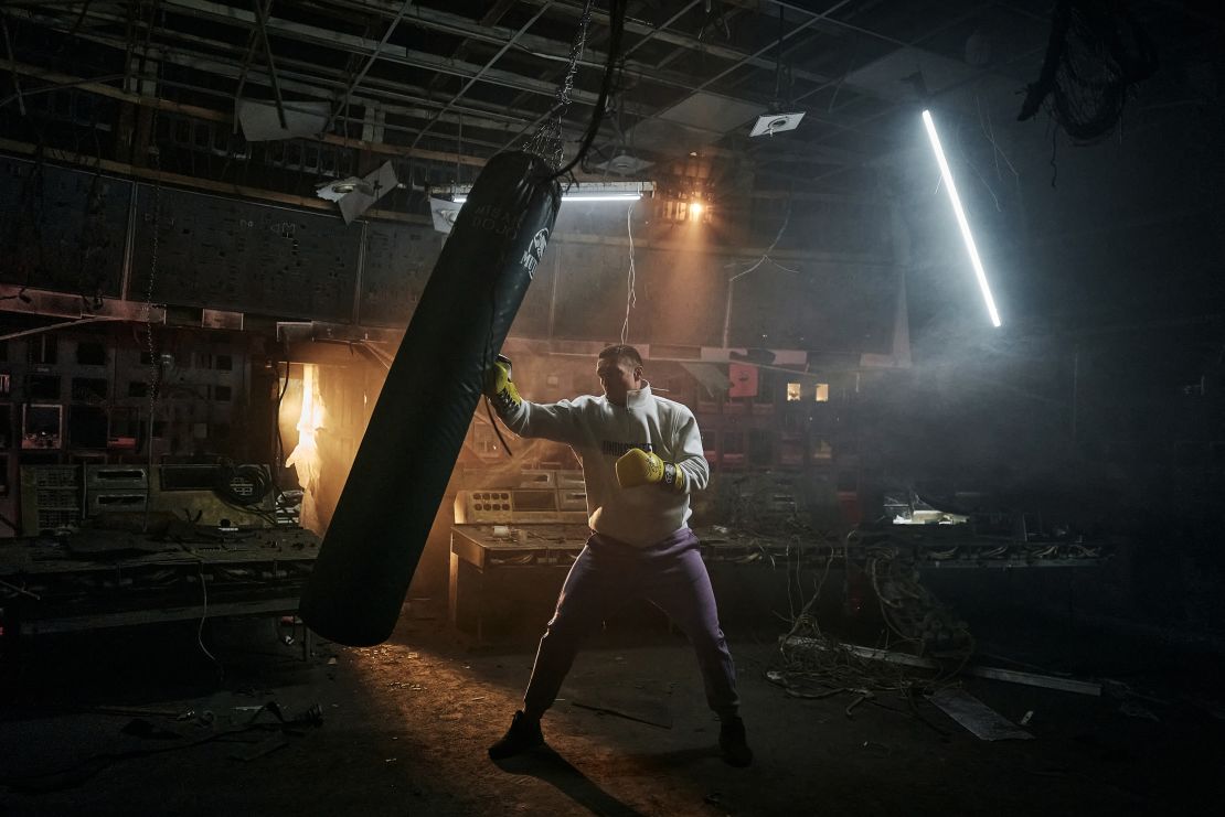 Usyk llega a los sacos de boxes en una planta de energía devastada en el centro de Ucrania y escucha sobre la supervivencia y la resiliencia de los trabajadores de primera línea que mantienen las luces de Ucrania el 17 de marzo.