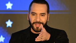 El presidente de El Salvador, Nayib Bukele, da un discurso durante la inauguración del Instituto Key, una institución privada de educación superior en San Salvador el 19 de marzo de 2025.