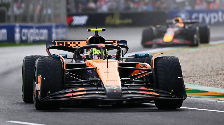 MELBOURNE, AUSTRALIA - MARCH 16: Lando Norris of Great Britain driving the (4) McLaren MCL39 Mercedes leads Max Verstappen of the Netherlands driving the (1) Oracle Red Bull Racing RB21 during the F1 Grand Prix of Australia at Albert Park Grand Prix Circuit on March 16, 2025 in Melbourne, Australia. (Photo by Clive Mason/Getty Images)