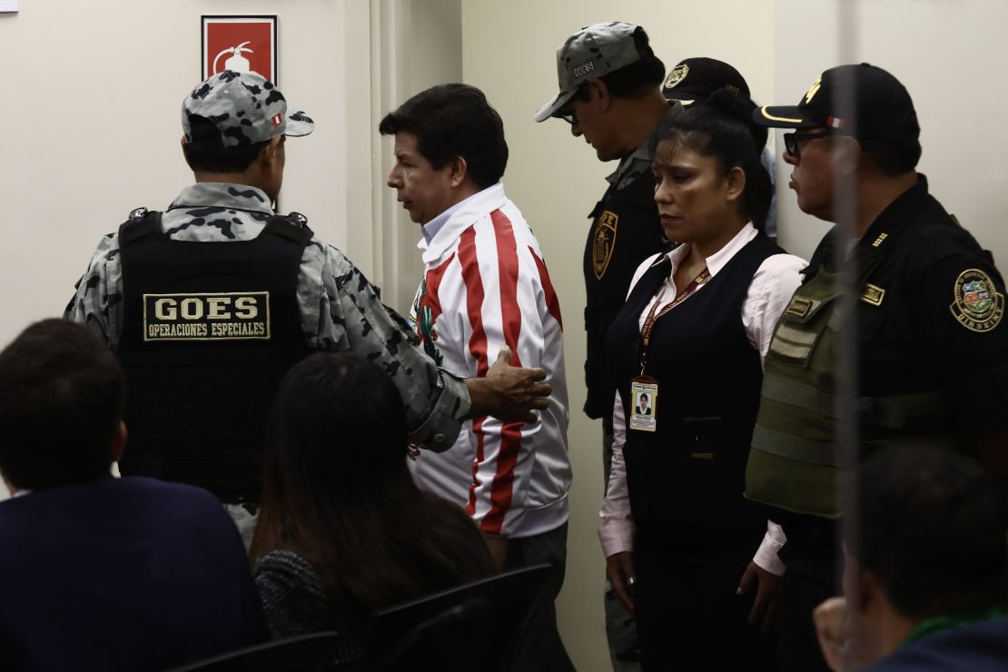 El expresidente peruano Pedro Castillo llega a la sala del penal de Barbadillo para su juicio en Lima, Perú, el 20 de marzo de 2025.
