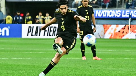 Raúl Jimenez patea y anota el segundo gol en el partido de México contra Canadá el 20 de marzo de 2025