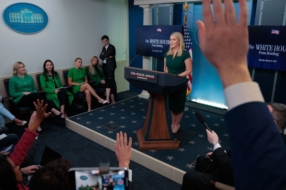 A secretária de imprensa da Casa Branca, Karoline Leavitt, realiza uma entrevista coletiva na sala de coletores de imprensa de Brady na Casa Branca em Washington, DC, na segunda -feira.