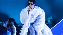 Bad Bunny se presenta en el escenario de los Premios iHeartRadio 2025 en el Dolby Theatre el 17 de marzo de 2025 en Hollywood, California.