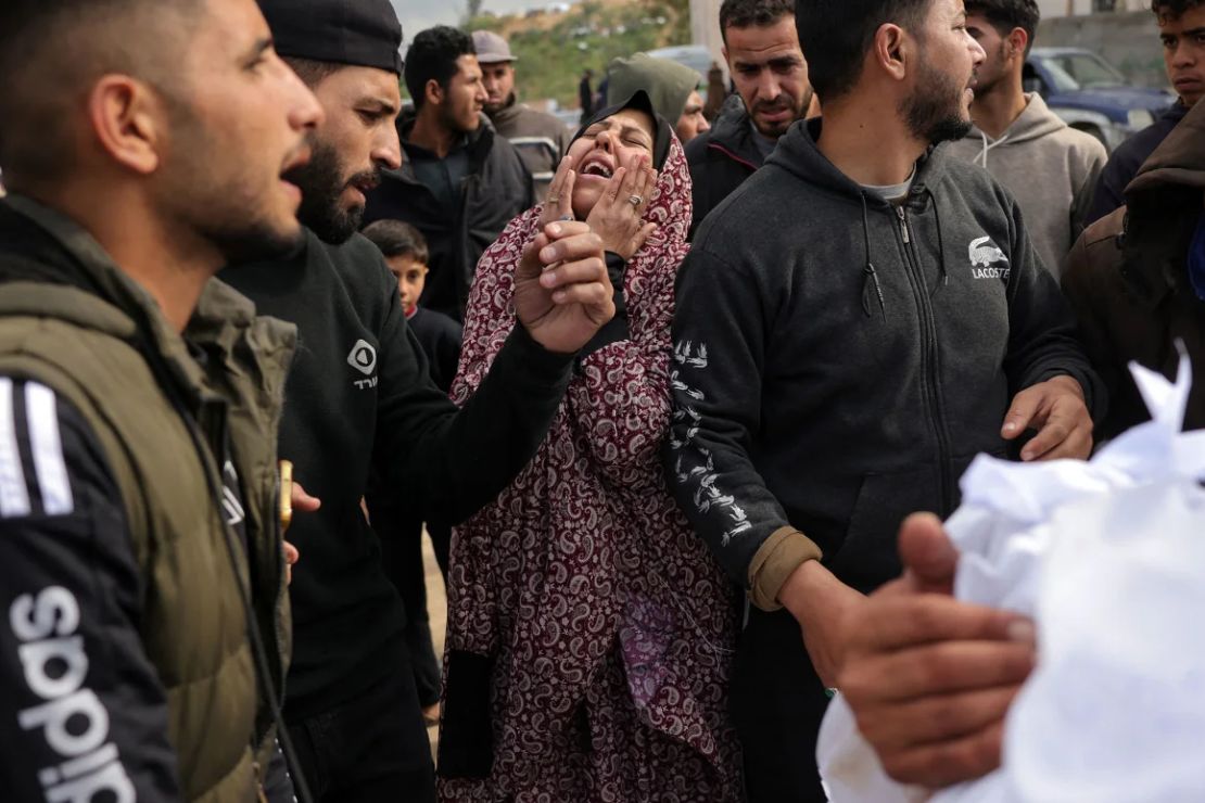 Una mujer llora cerca de los cuerpos de familiares muertos en un ataque israelí, en el patio del hospital indonesio en Beit Lahia, en el norte de Gaza, el domingo.