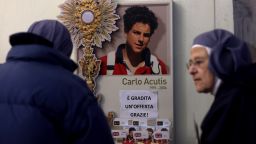 Monjas rezan y rinden homenaje ante la tumba del beato Carlo Acutis, en la Iglesia de Santa María la Mayor y Santuario de la Renuncia, el 18 de marzo de 2025 en Asís, Italia.